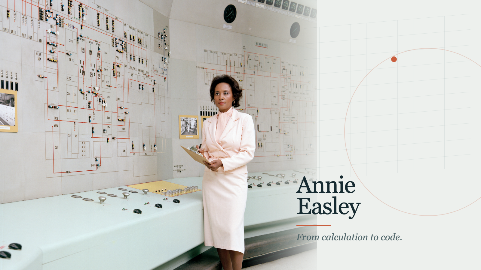 Annie Easley en una sala de control de NASA, con un diseño editorial moderno y las palabras «From calculation to code» («Del cálculo al código»).