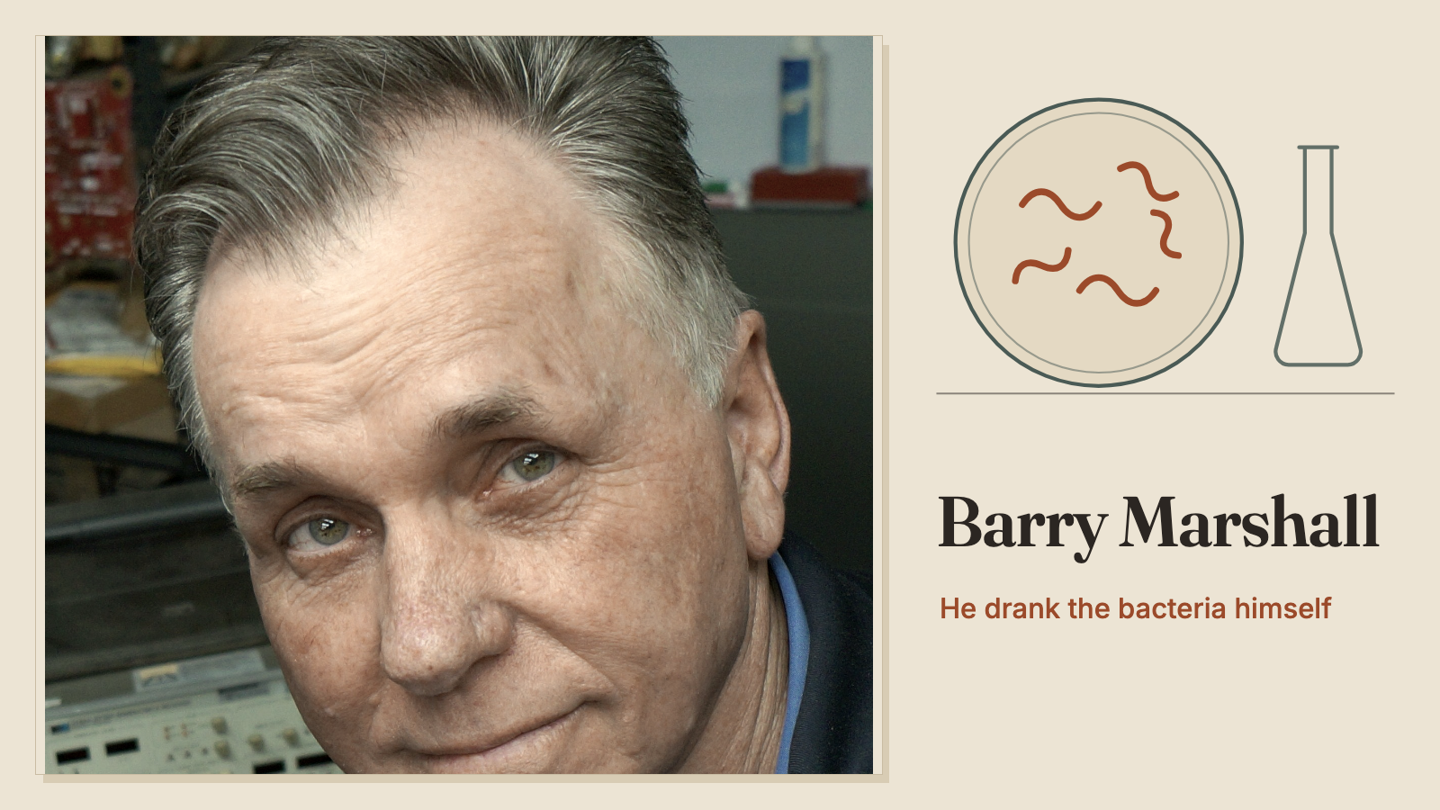 Nahaufnahme von Barry Marshall in einem Labor, neben einer gezeichneten Petrischale mit gekrümmten Bakterien und einem Laborkolben auf warmtonigem Papier.