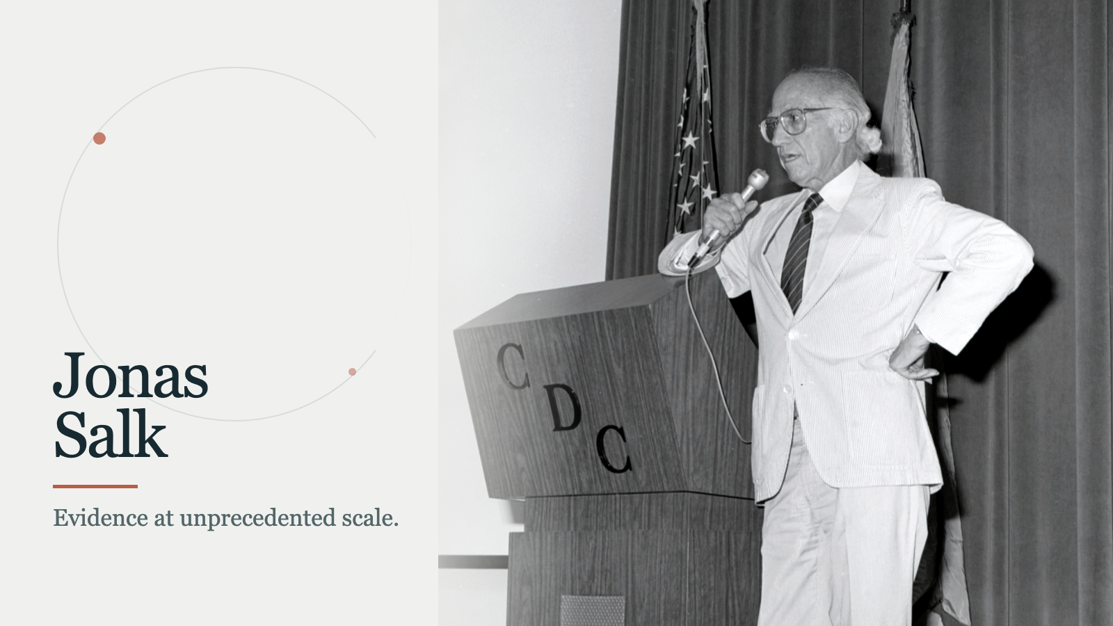 Jonas Salk rechts an einem CDC-Rednerpult auf einem minimalistischen Editorial-Cover mit einem dezenten Kreismotiv.