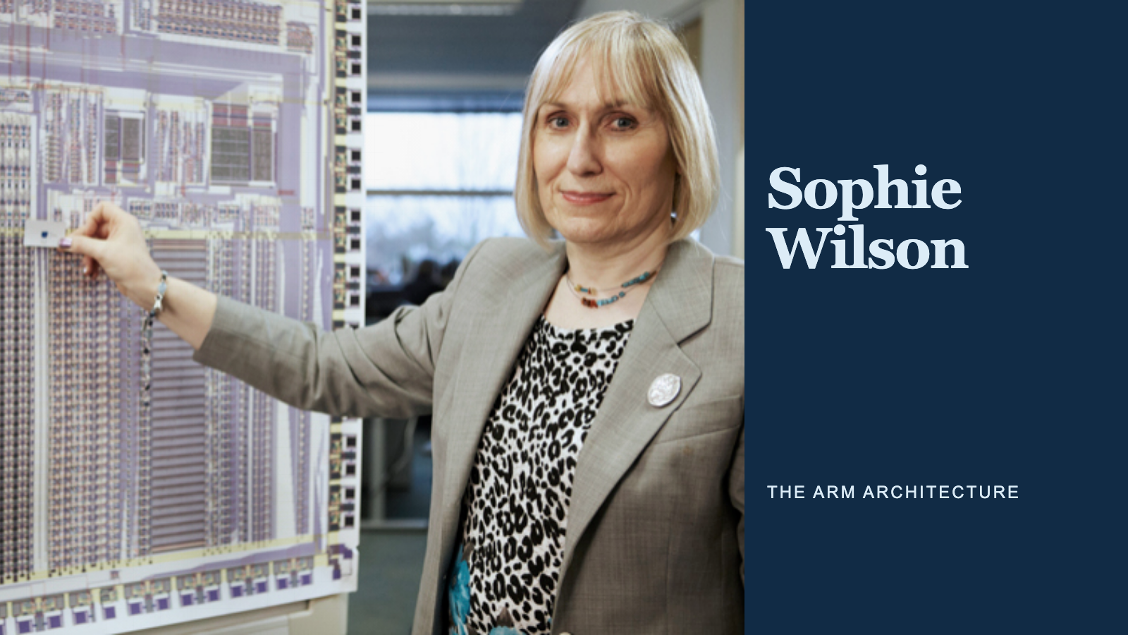 Sophie Wilson à gauche devant une exposition technique ARM.