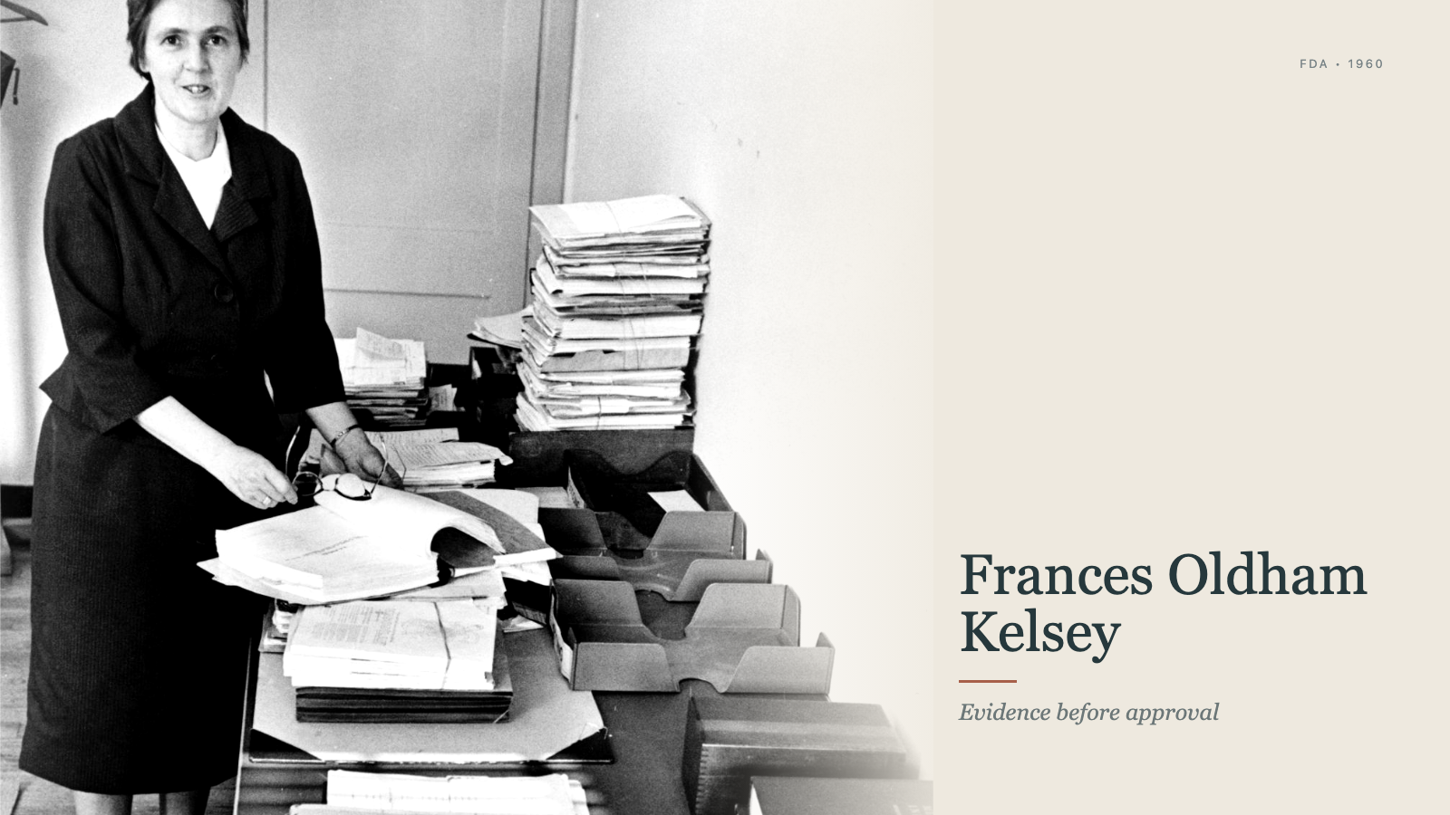 Frances Oldham Kelsey près de dossiers FDA dans une couverture éditoriale minimaliste.