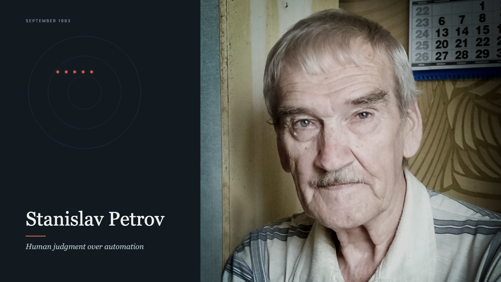Stanislav Petrov neben einer minimalistischen Radar-Grafik mit fünf Signalen auf dunklem Editorial-Cover.