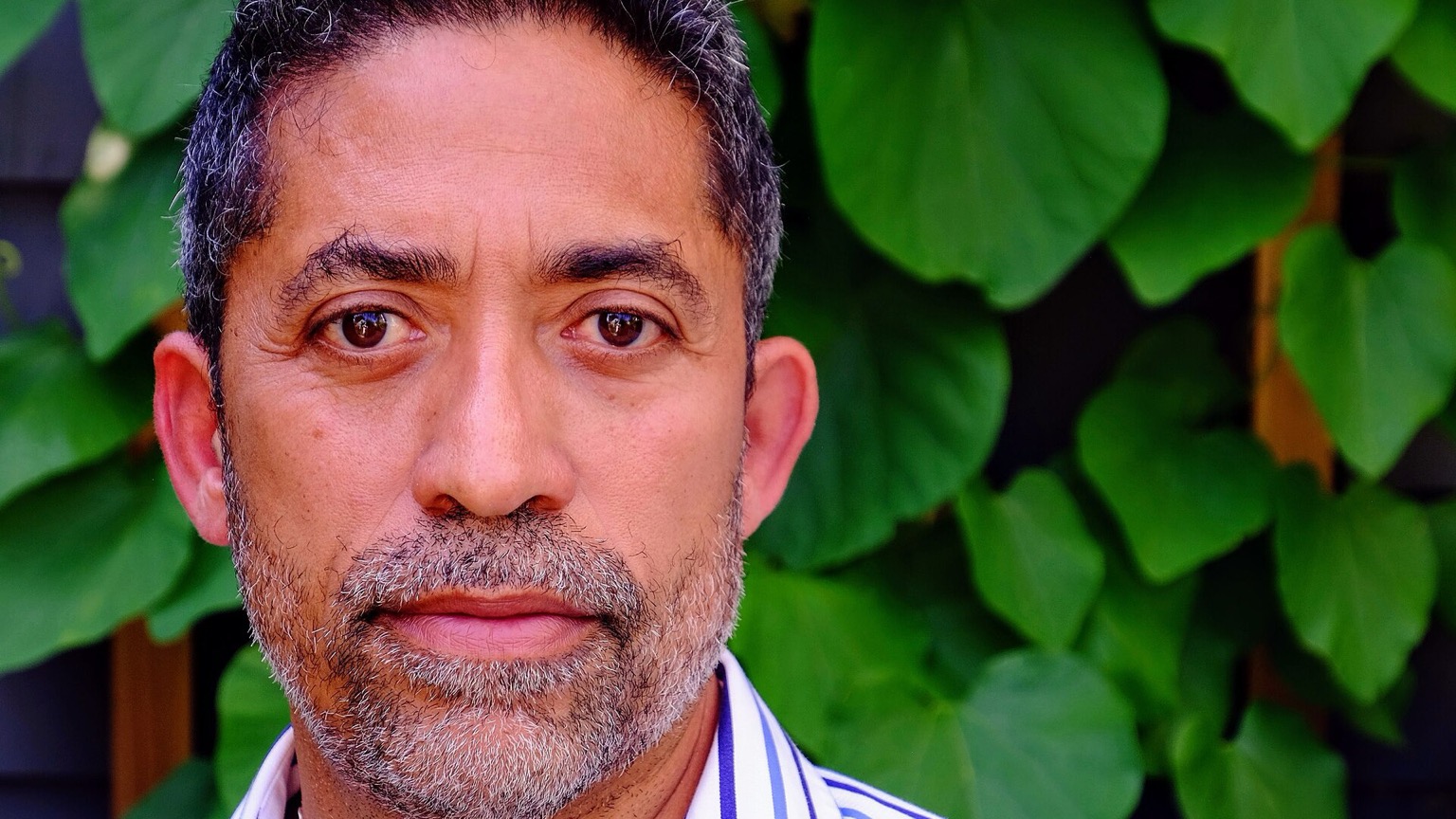 Retrato do cientista da computação e criador do Archie Alan Emtage em 2019.