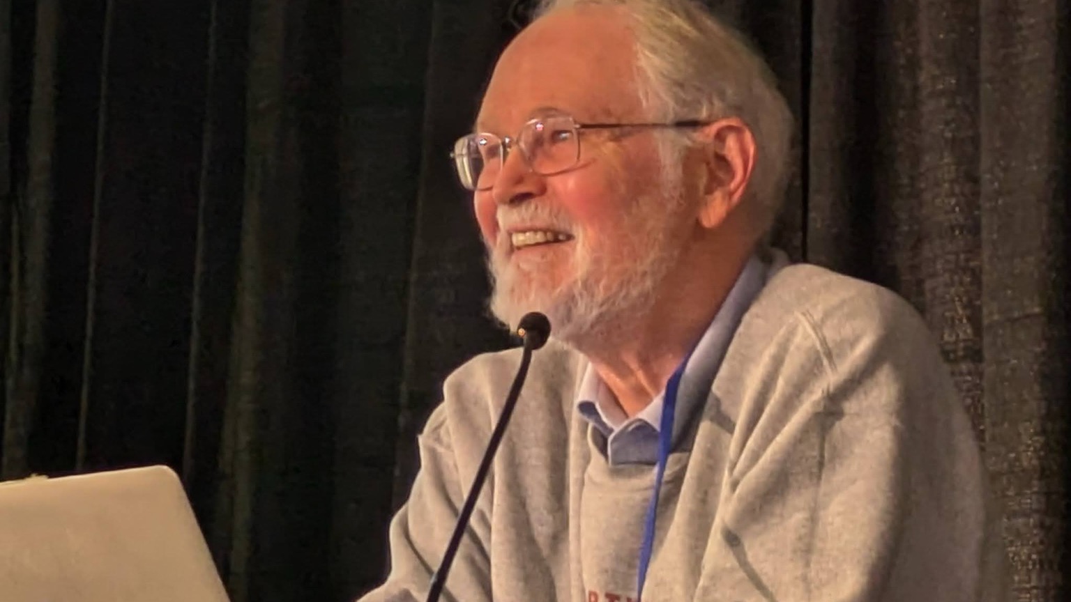 Brian Kernighan parlant devant un micro au Vintage Computer Festival East en 2025.