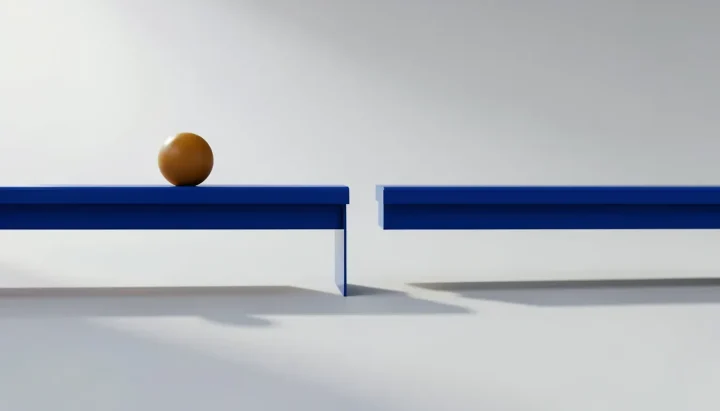 Un pont minimaliste en acier bleu poli présentant une coupure nette au milieu, symbolisant l'interruption d'une intégration logicielle entre deux écosystèmes.