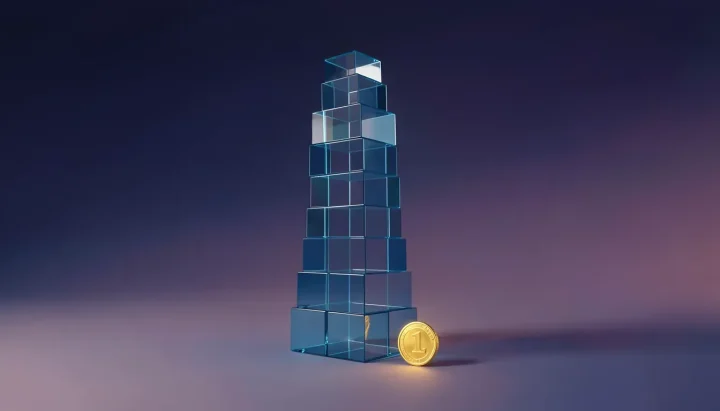 Uma torre central de vidro translúcido azul-safira ao lado de uma moeda de ouro reluzente sobre um fundo índigo e violeta.