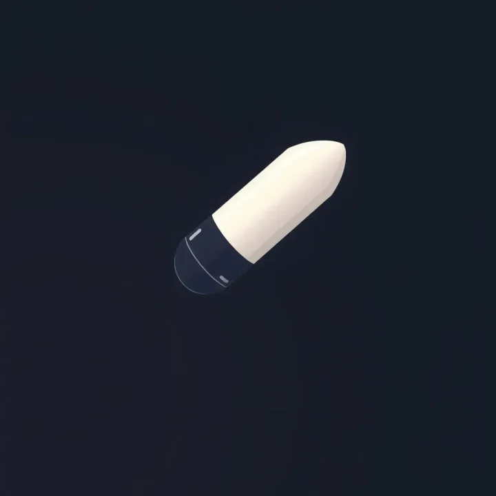 Une capsule spatiale élégante et minimaliste flotte sur un fond sombre légèrement flou, éclairée doucement par une source lumineuse latérale, avec un vaste espace vide autour d'elle.
